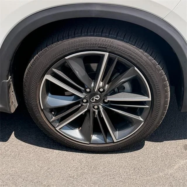 Used 2025 White INFINITI LUXE image 12
