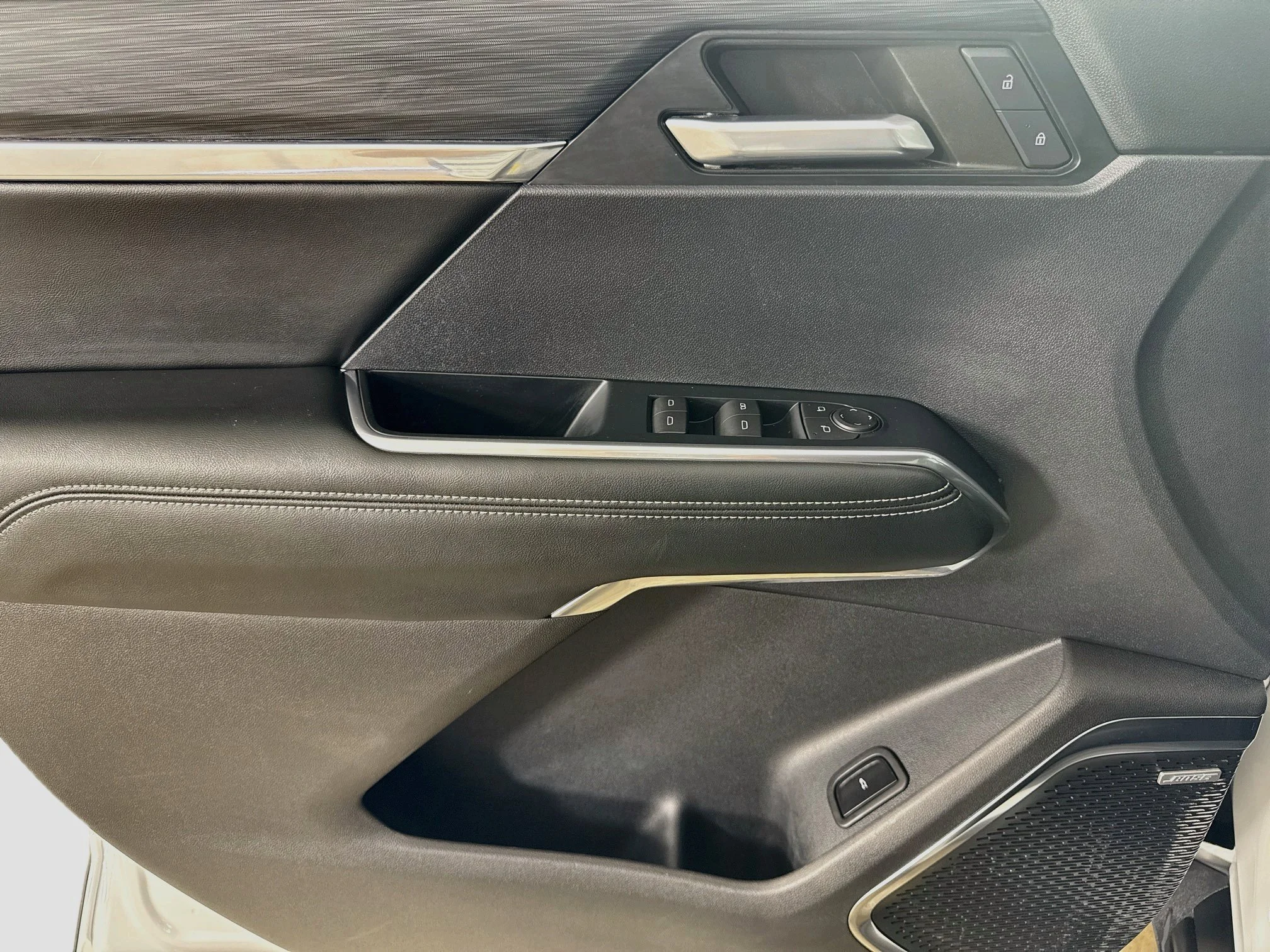 Used 2024 Summit White GMC Elevation image 20