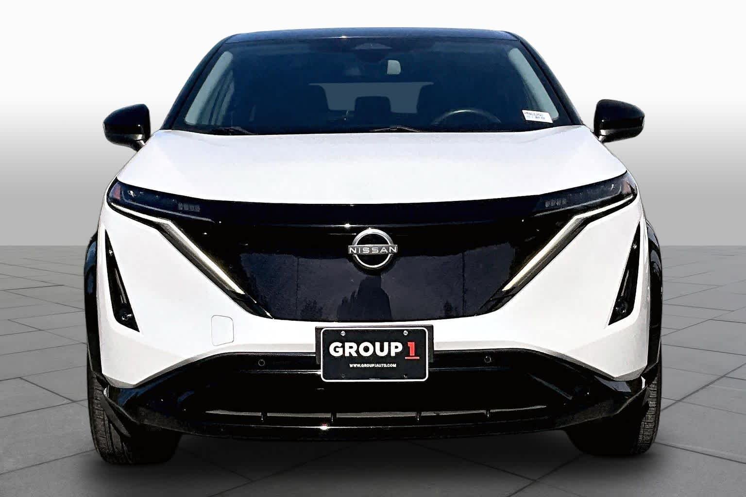 Used 2023 Everest White Pearl Tricoat/Black Diamond Pearl Nissan VENTURE+ image 3