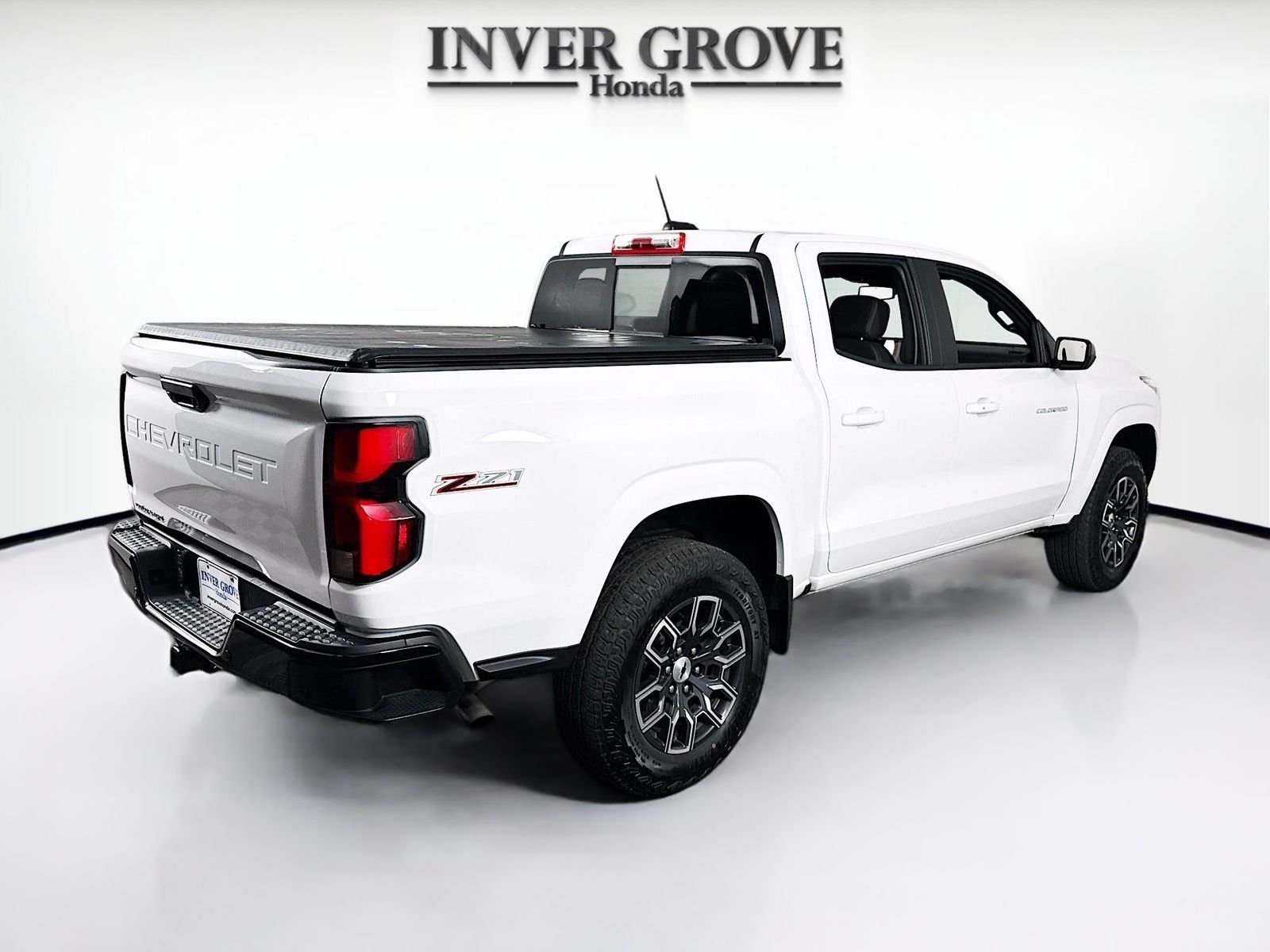 Used 2023 Summit White Chevrolet Z71 image 5