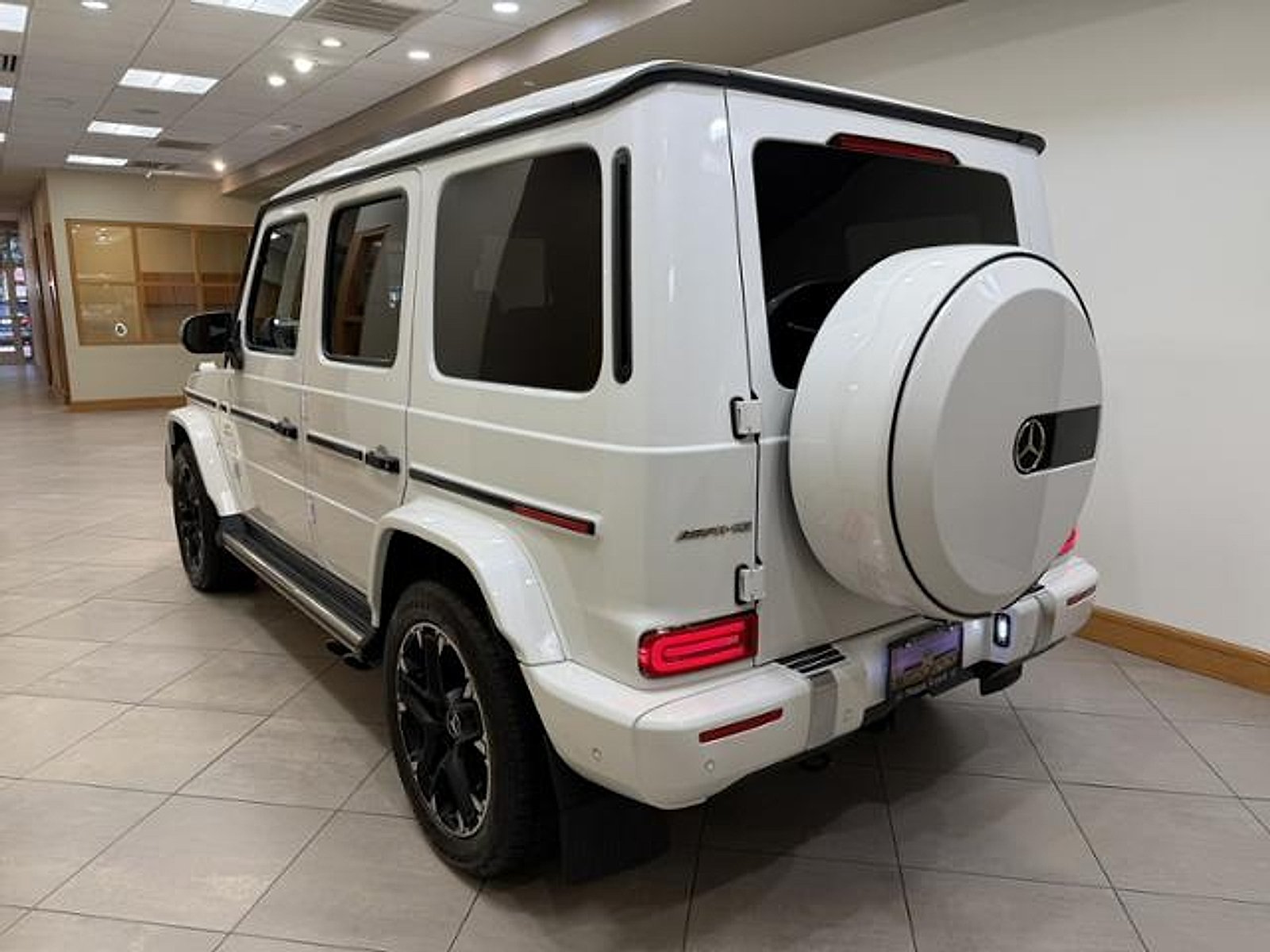 Certified Used 2024 MANUFAKTUR Moonlight White Metallic Mercedes-Benz 4MATIC® image 3