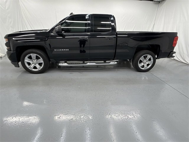 2017 Chevrolet Silverado 1500 Custom photo 2