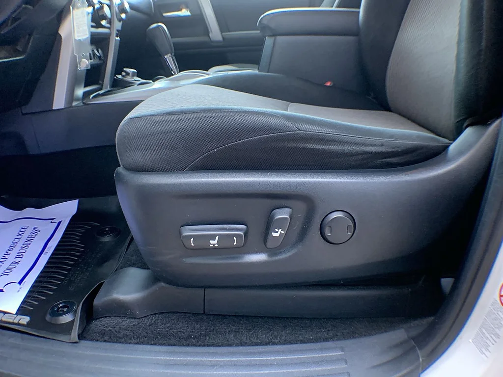 Used 2016 Super White Toyota SR5 image 12