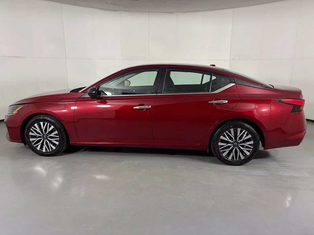 Used 2024 Red Nissan 2.5 SV image 5