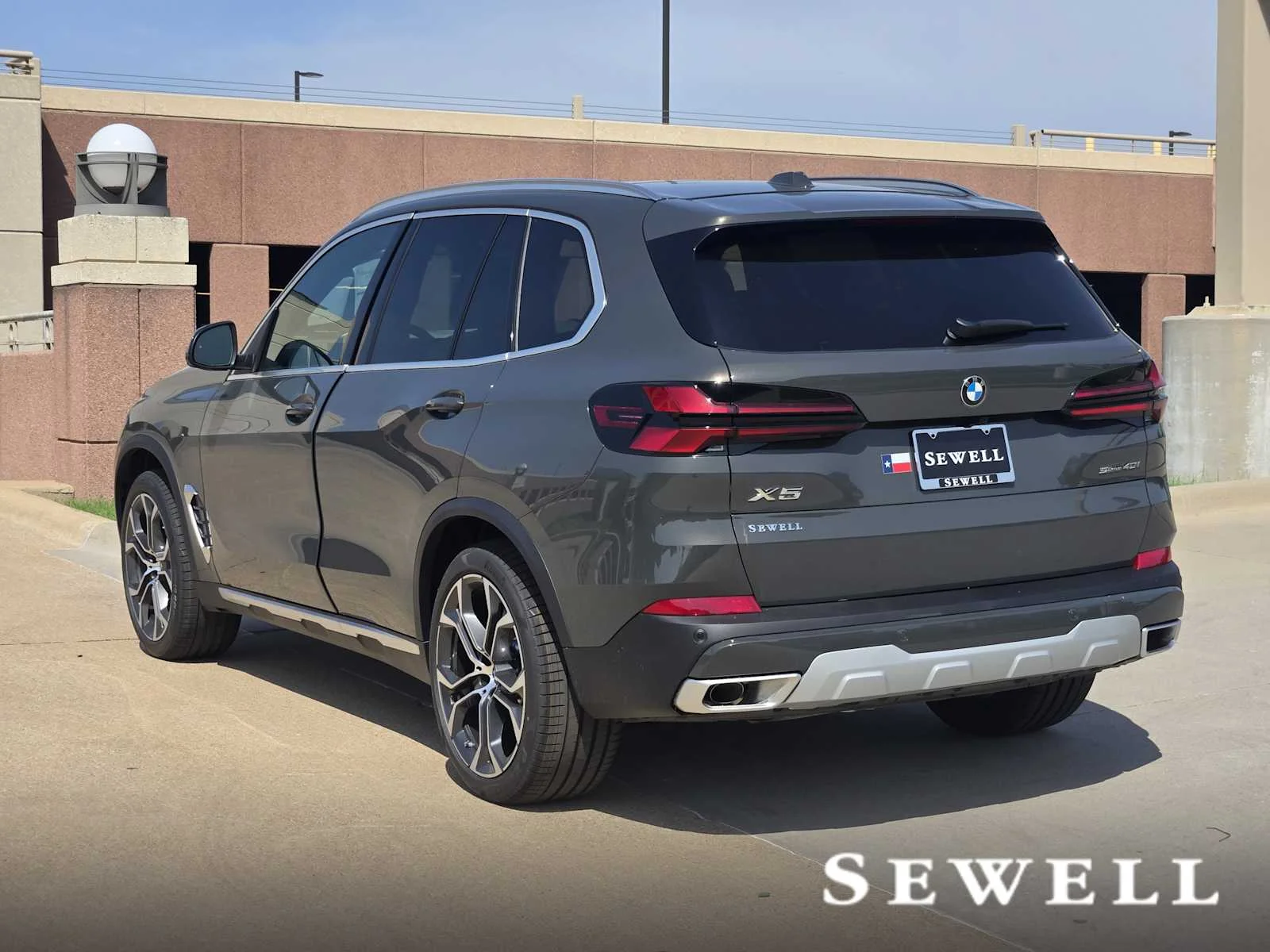 New 2026 Dravit Grey Metallic BMW sDrive40i image 3
