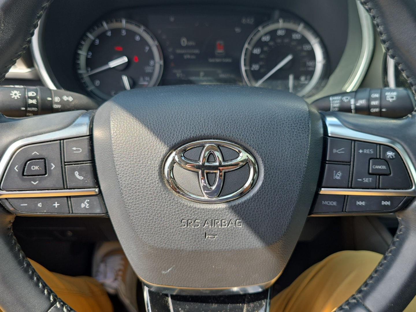 Used 2021 Magnetic Gray Metallic Toyota XLE image 14