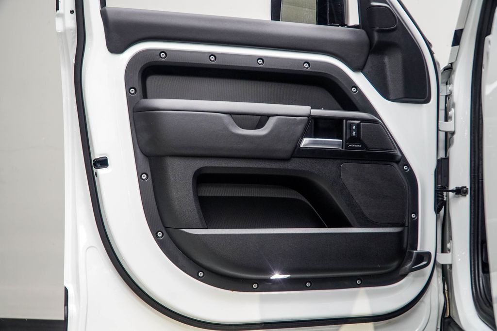 Used 2025 White Land Rover S image 38