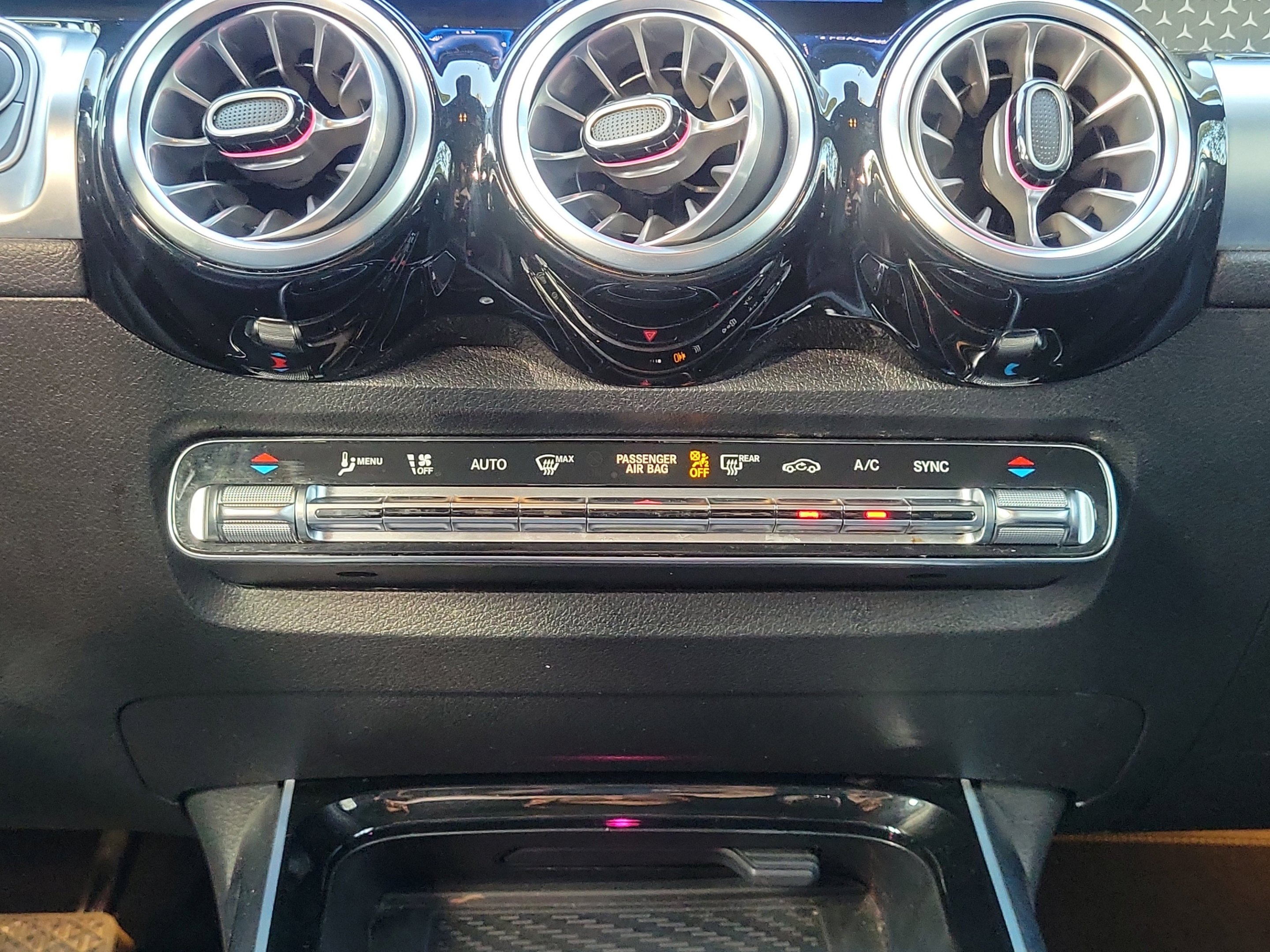 Used 2025 Polar White Mercedes-Benz GLB 250 image 17