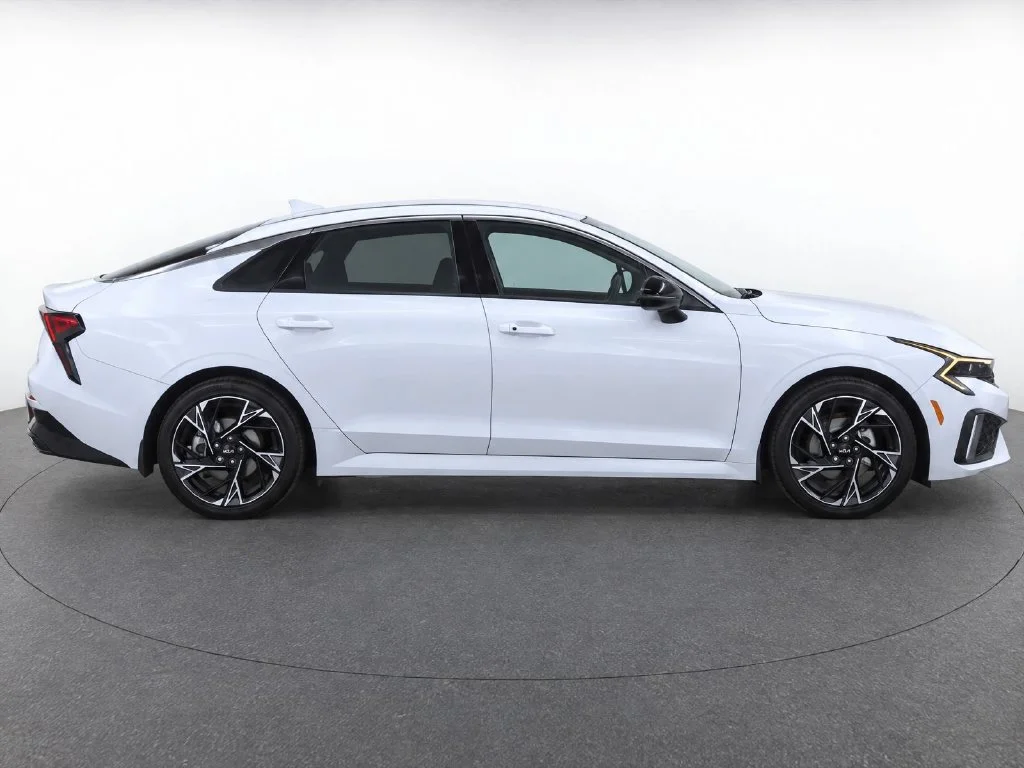 Used 2025 White Kia GT-Line image 8