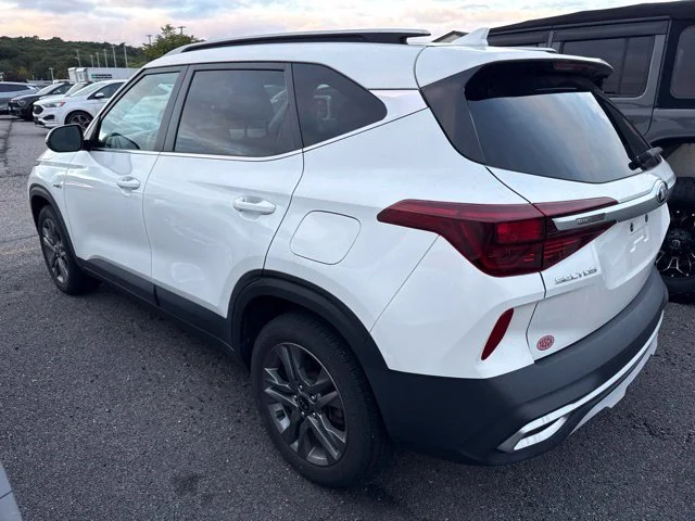Used 2021 White Kia S image 4