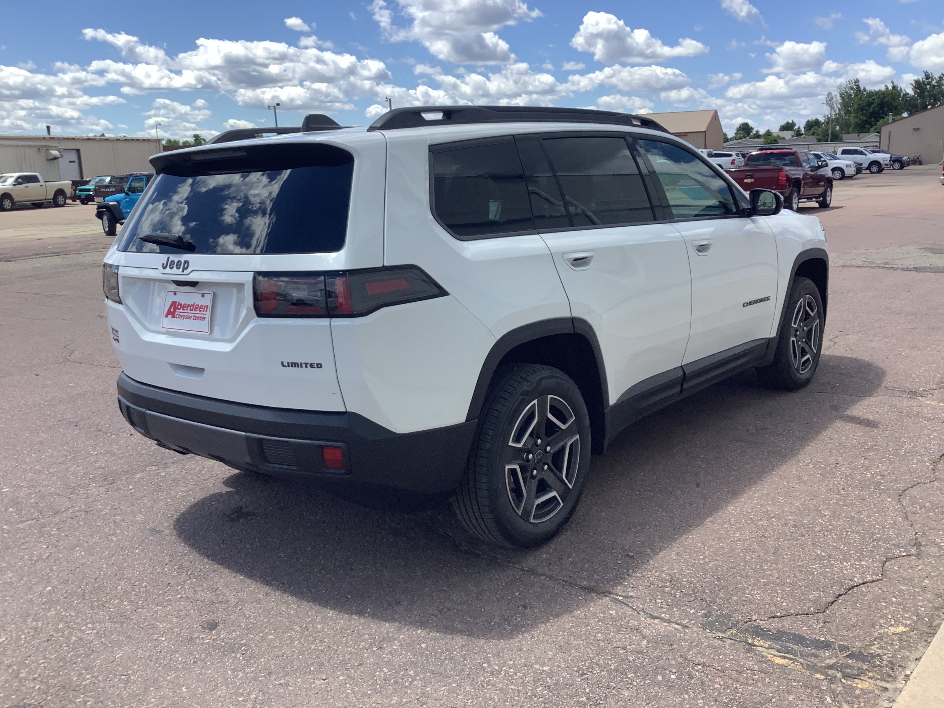 New 2026 Bright White Clear-Coat Exterior Paint Jeep Limited image 9