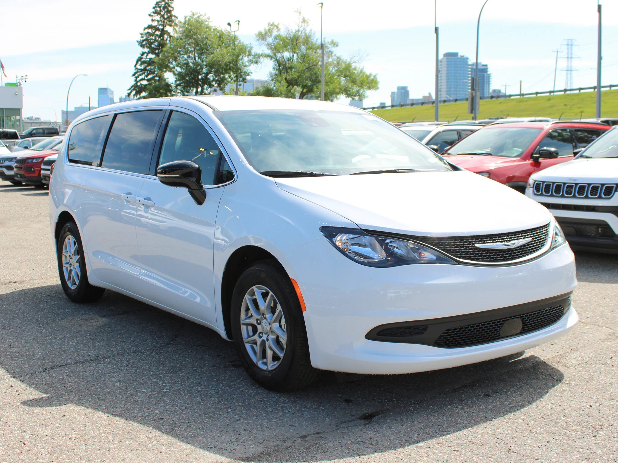 Used 2025 White Chrysler SXT*, Remote Start, Heated Leather, Lane Departure Warning image 6