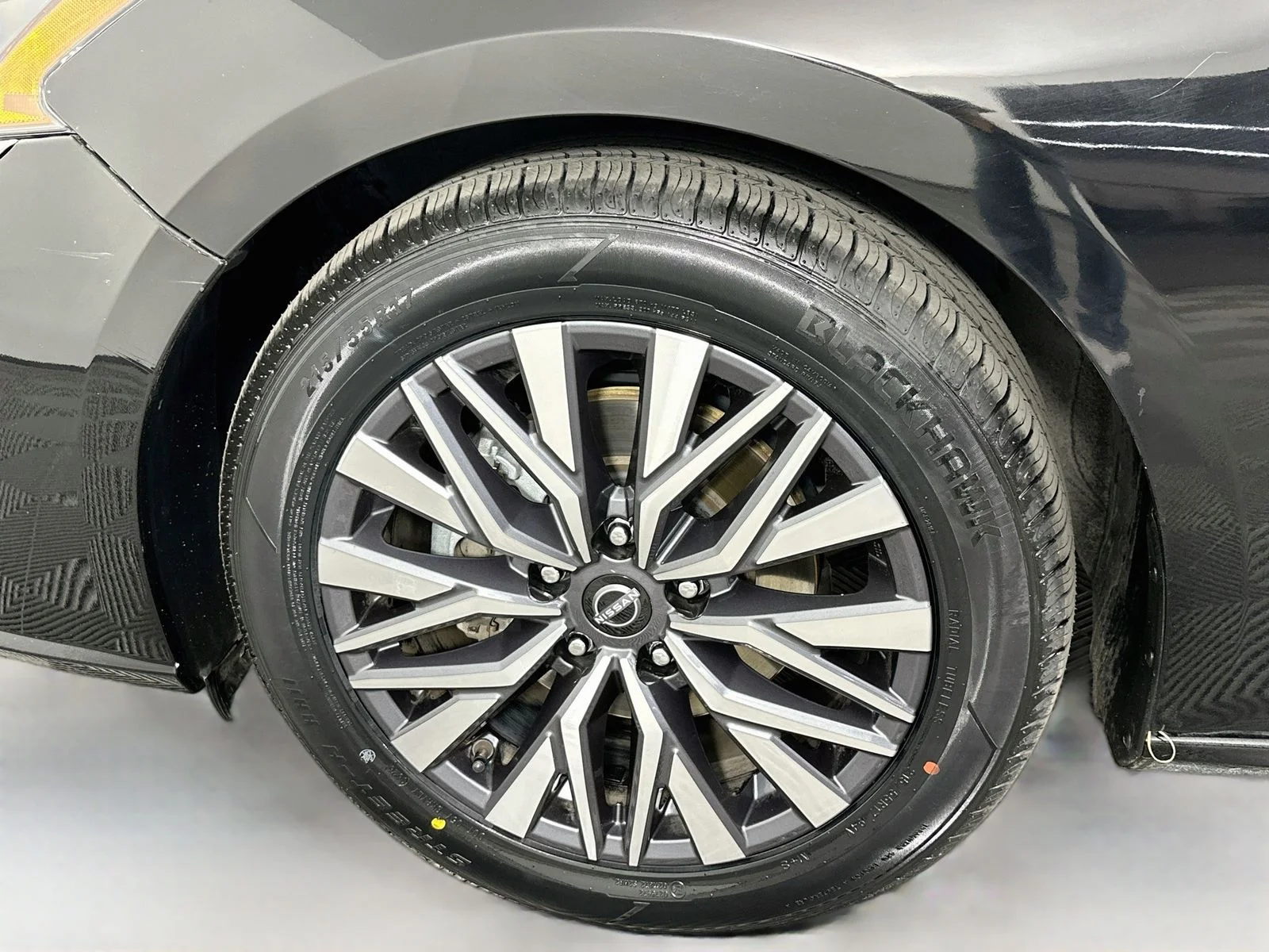 Used 2023 Super Black Clearcoat Nissan 2.5 SV image 29