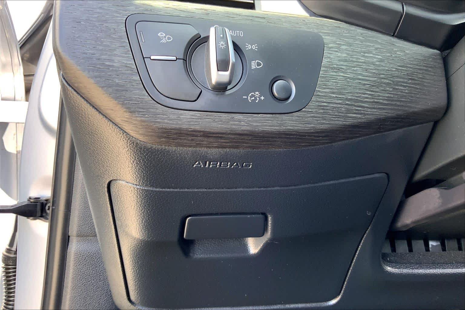 Used 2019 Florett Silver Metallic Audi Titanium Premium image 33