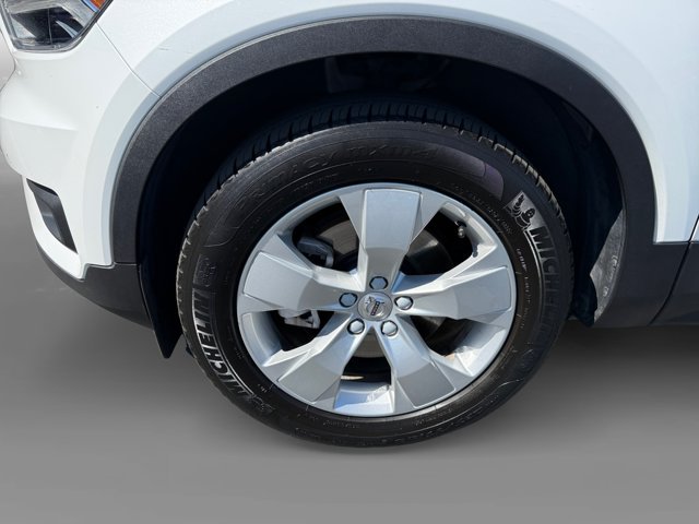 Used 2022 White Volvo Momentum image 9