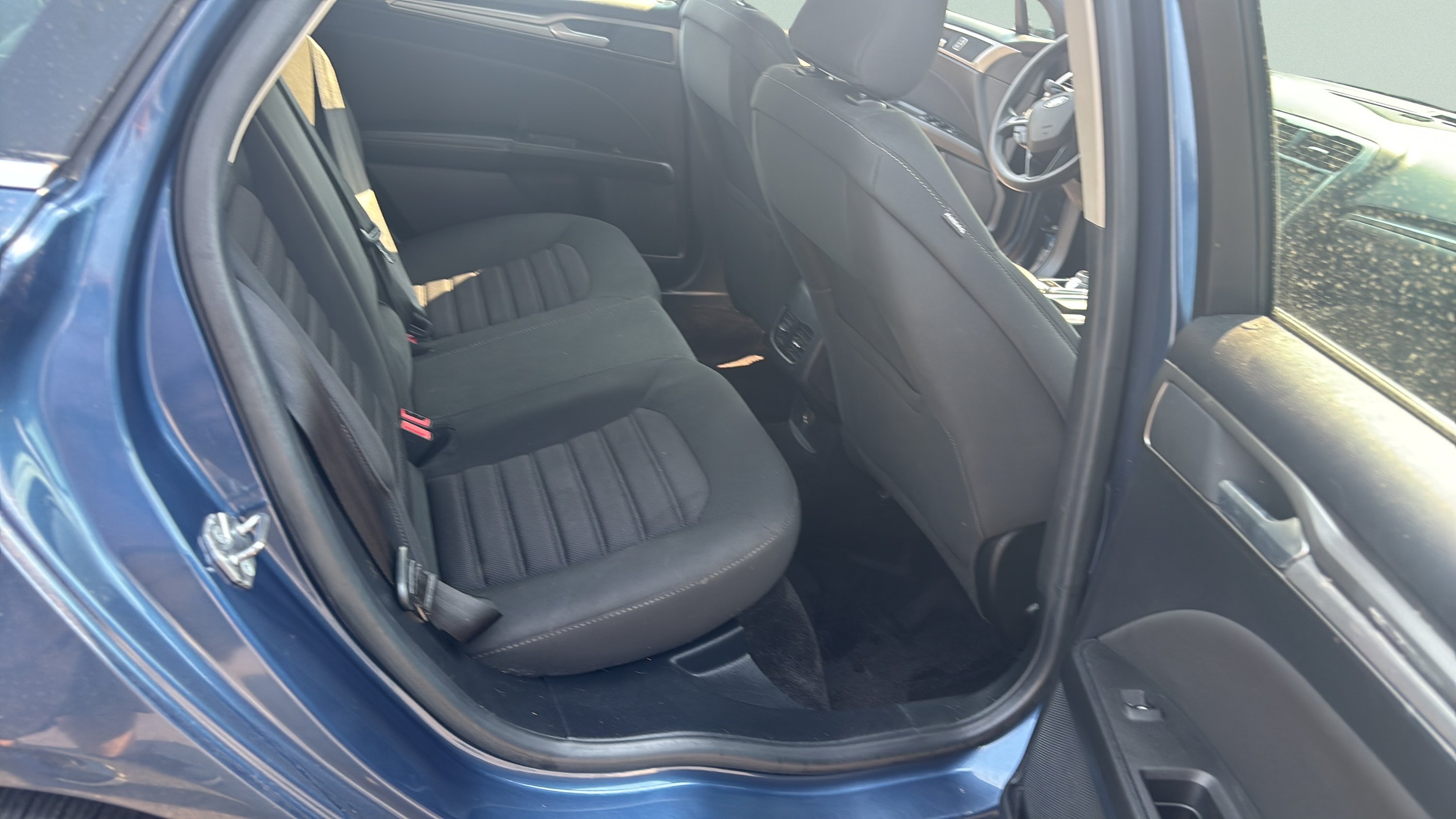 Used 2018 Blue Ford SE image 12