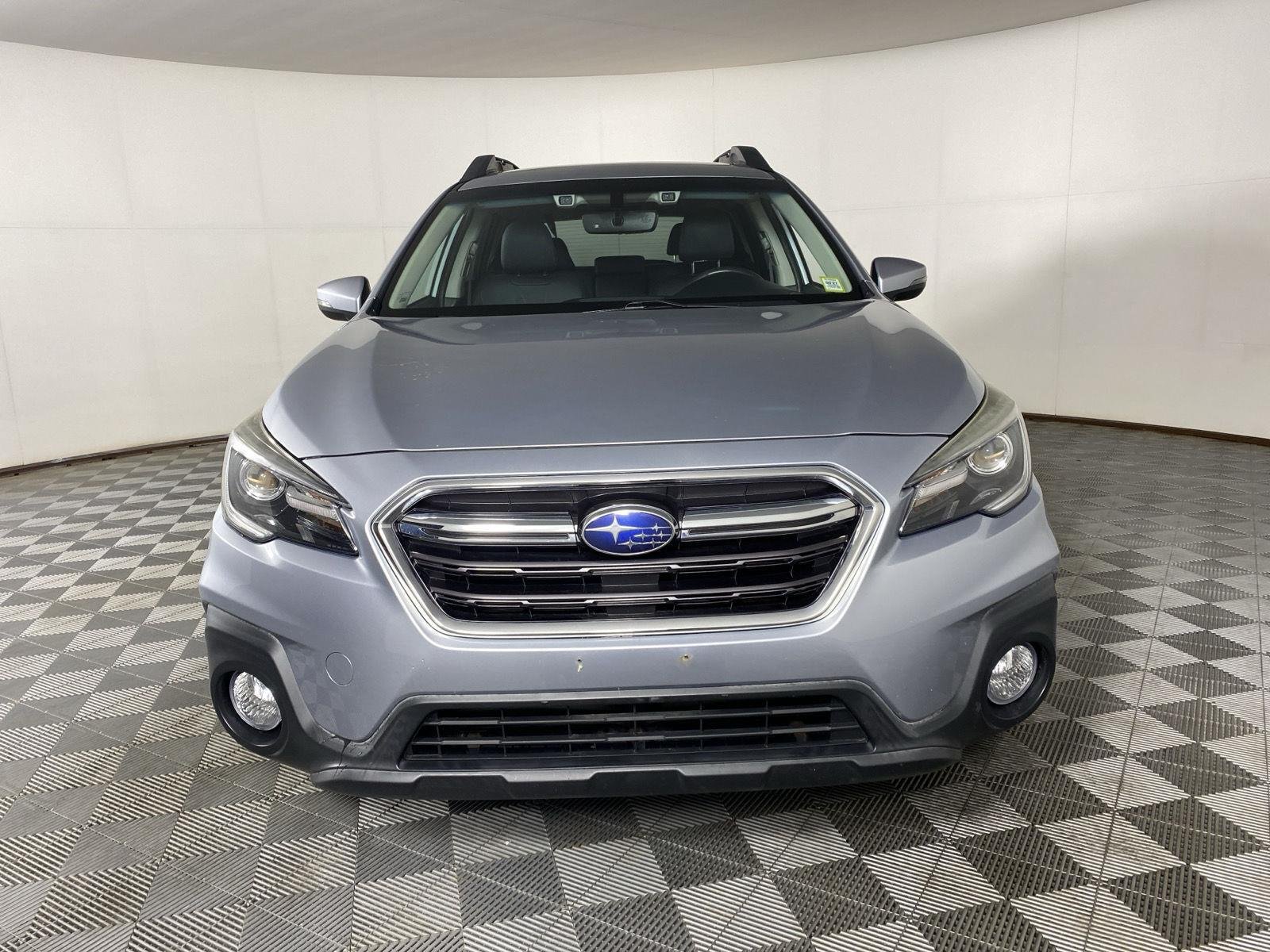 Used 2018 Ice Silver Metallic Subaru Limited image 5
