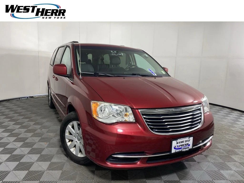 2015 Chrysler Town & Country LX's photo