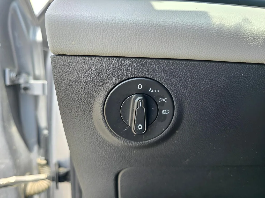 Used 2022 Pyrite Silver Metallic Volkswagen SE image 21
