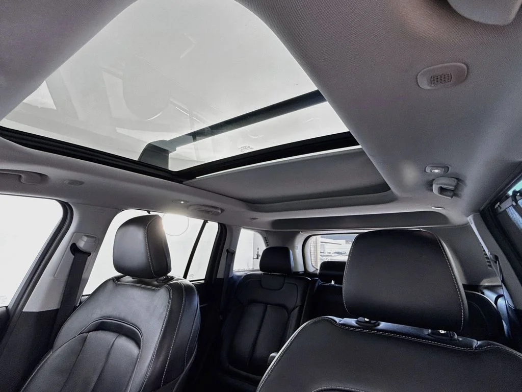 Used 2022 White Jeep 4xe image 22