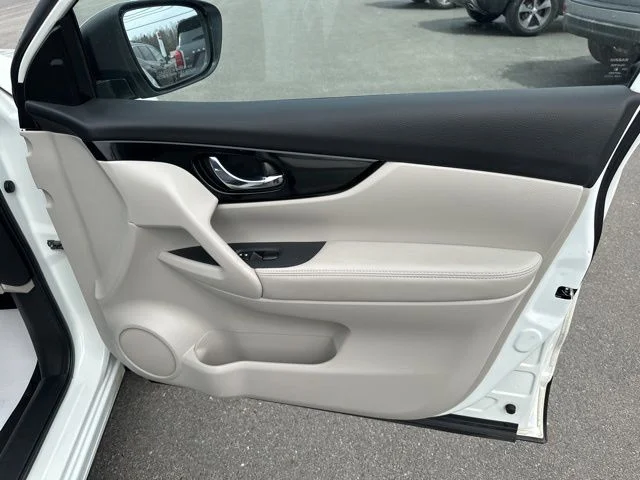 Used 2022 White Nissan SL image 10