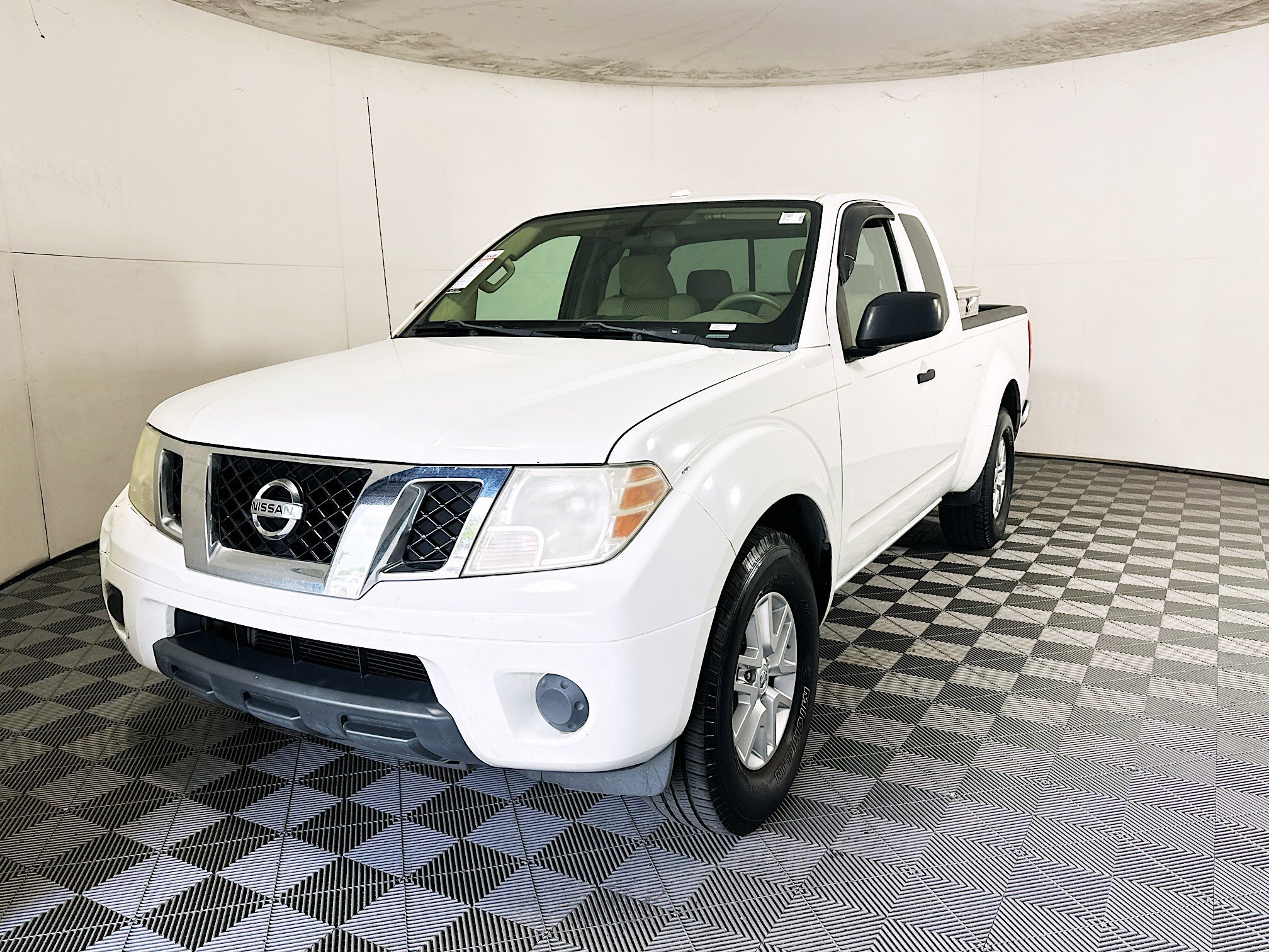 Used 2014 Glacier White Nissan SV image 7