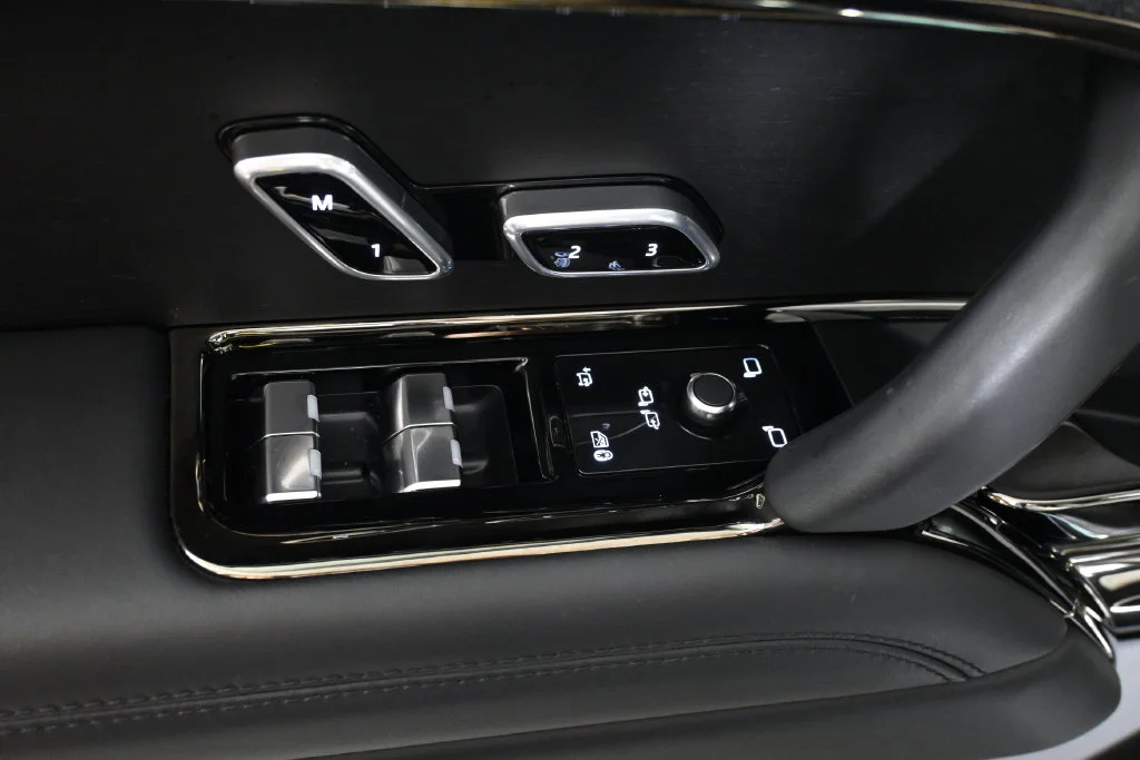 Used 2024 Green Land Rover Autobiography image 25