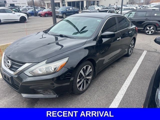 Used 2016 Nissan Altima SR with VIN 1N4AL3AP5GN319423 for sale in Merrillville, IN