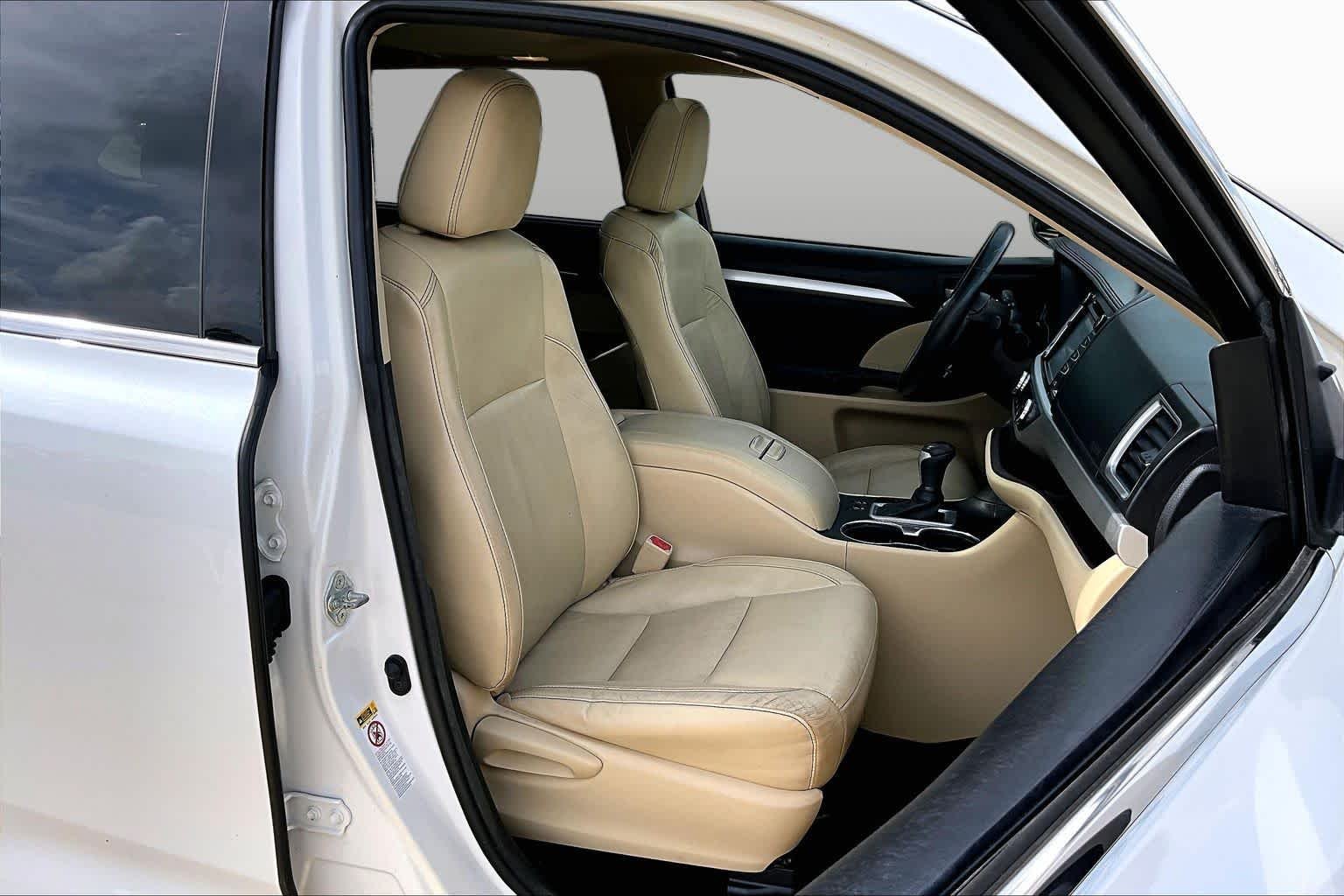 Used 2015 Blizzard Pearl Toyota XLE image 9