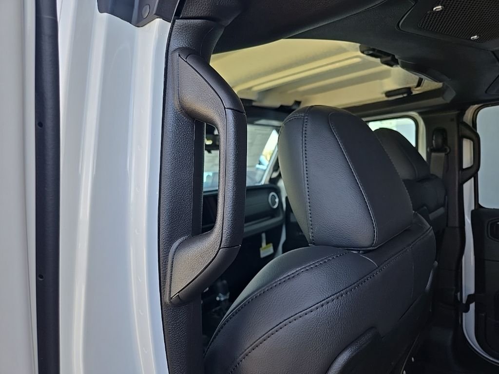 New 2026 Bright White Clear-Coat Exterior Paint Jeep Sahara image 97
