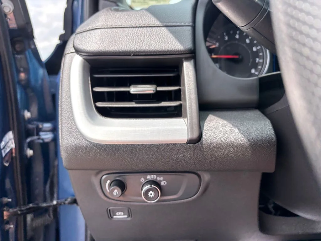 Used 2024  GMC SLE image 23