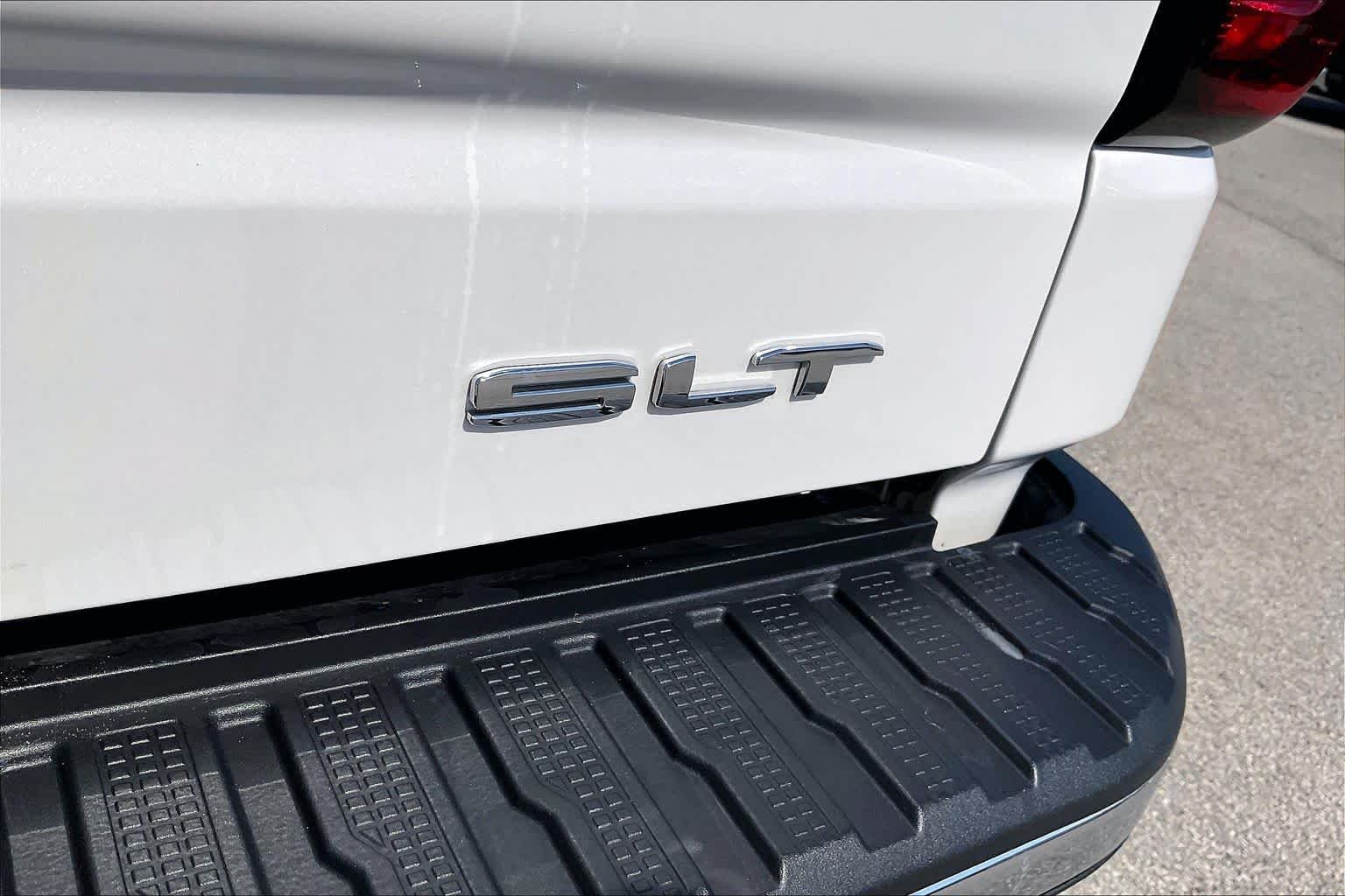 Used 2024 White Frost Tricoat GMC SLT image 10