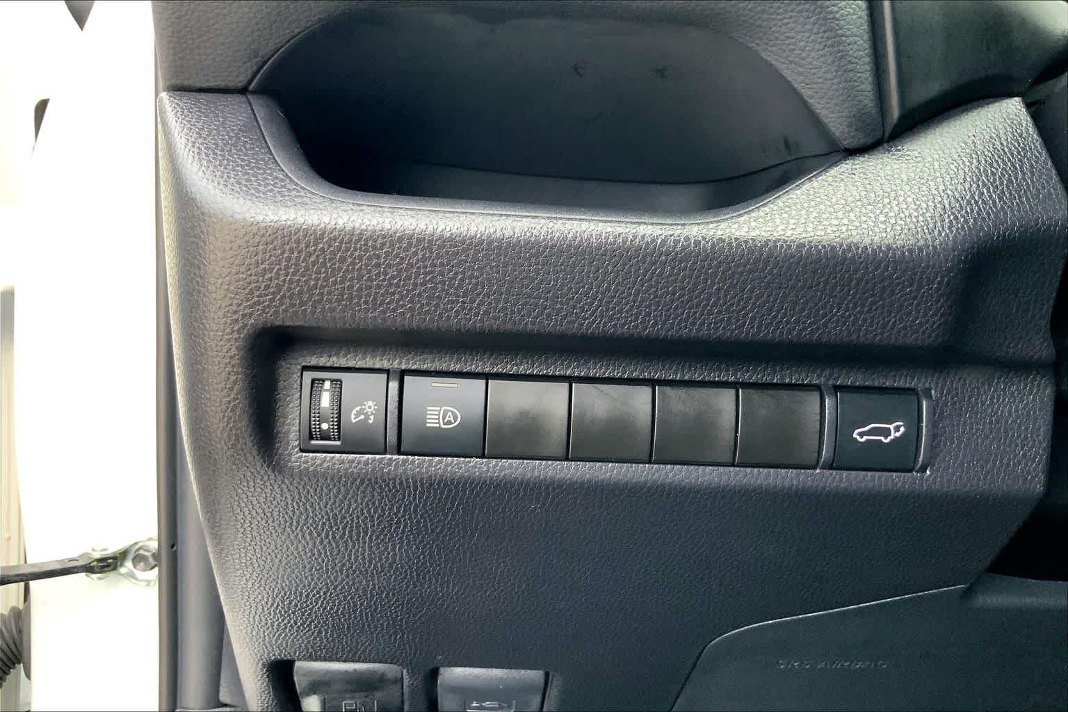 Used 2025 Wind Chill Pearl Toyota XLE Premium image 33