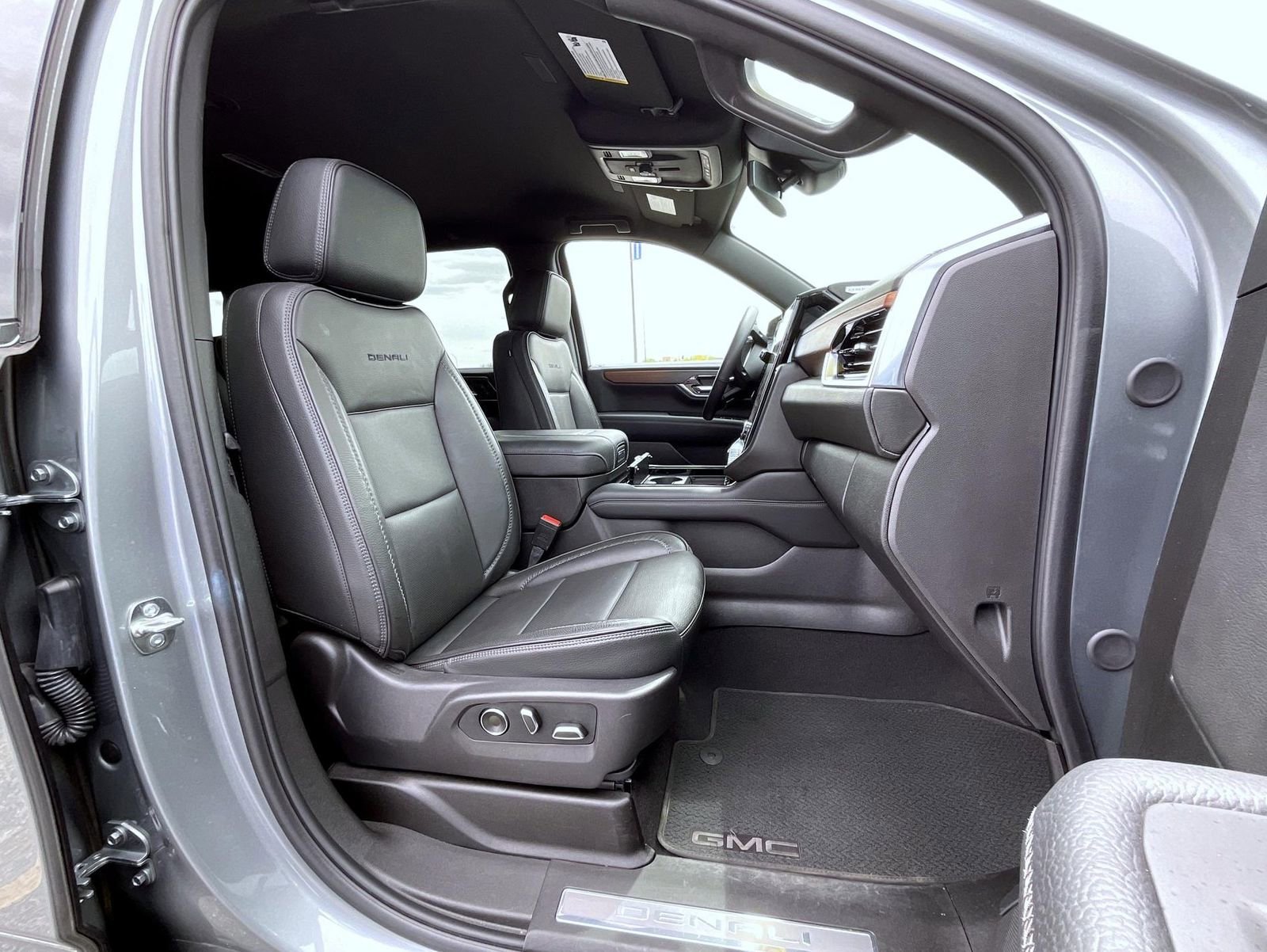 2025 GMC Yukon XL Denali - Photo 15