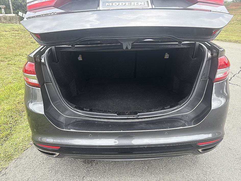 Used 2018 Magnetic Metallic Ford SE image 23