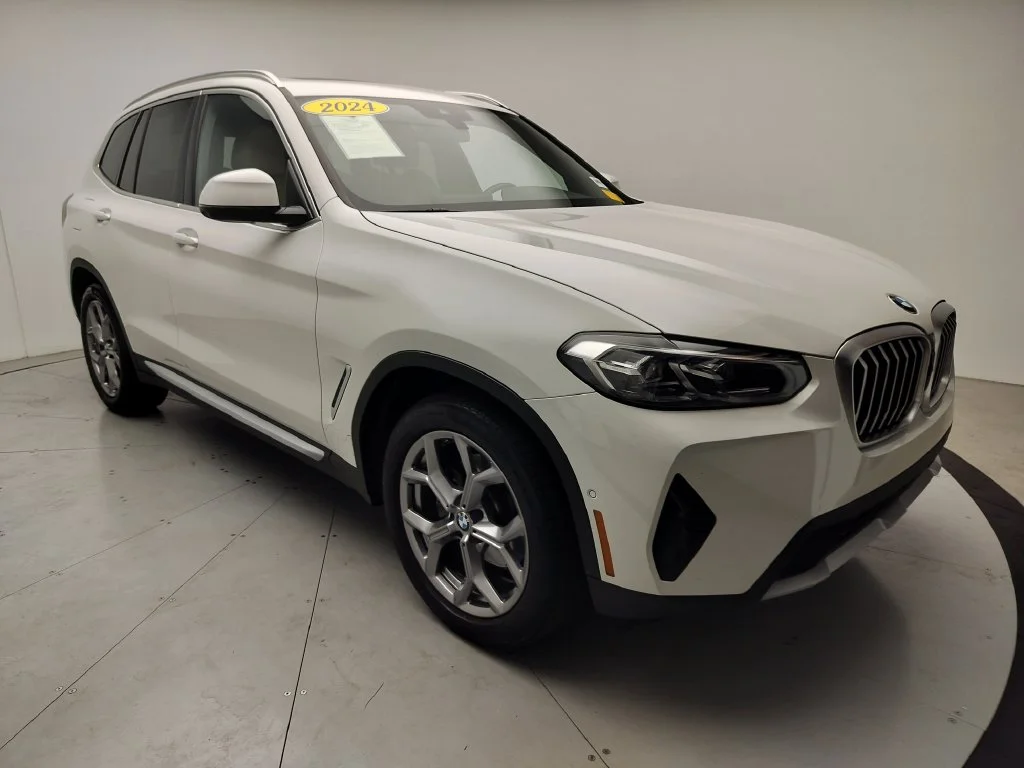 Used 2024 White BMW sDrive30i image 2