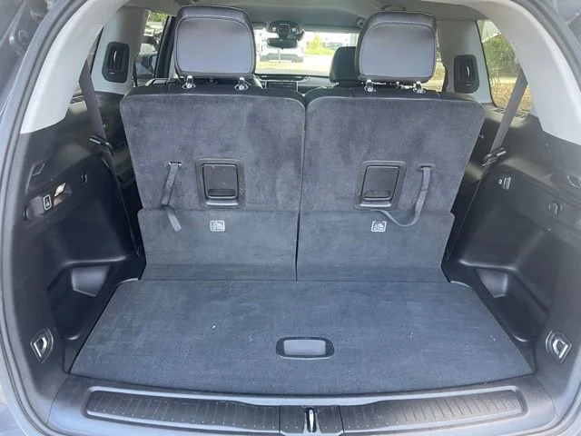 Used 2023  Jeep Limited image 11