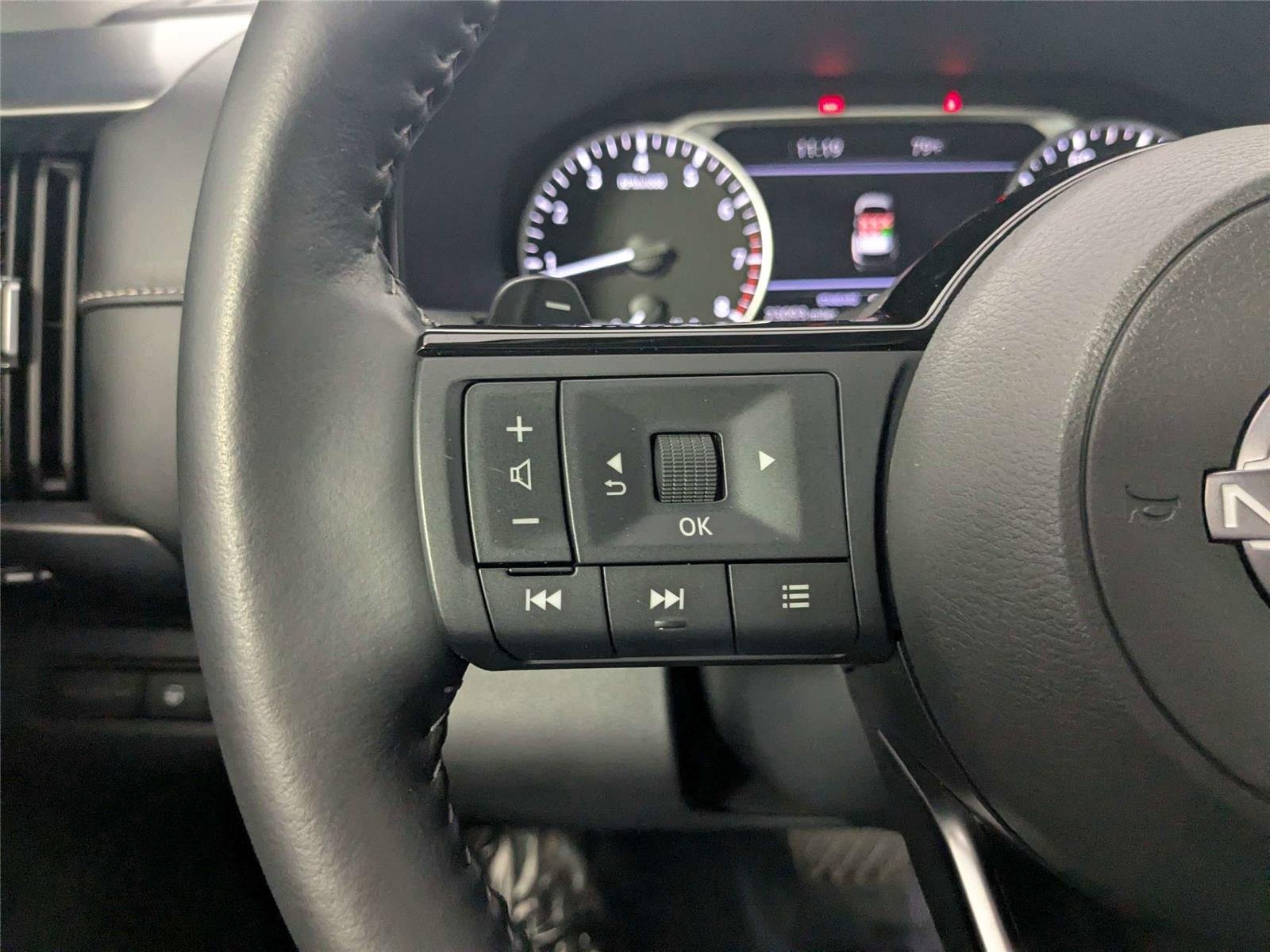 Used 2023 Scarlet Ember Tintcoat Nissan SL image 15