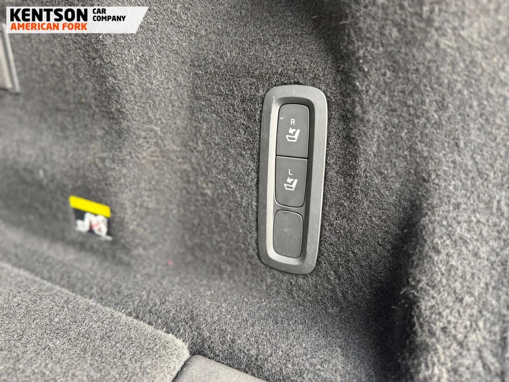 Used 2019 Gray Volvo T6 Momentum image 32