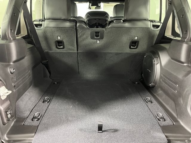 New 2026 Granite Crystal Metallic Clear-Coat Exterior Paint Jeep Sahara image 9