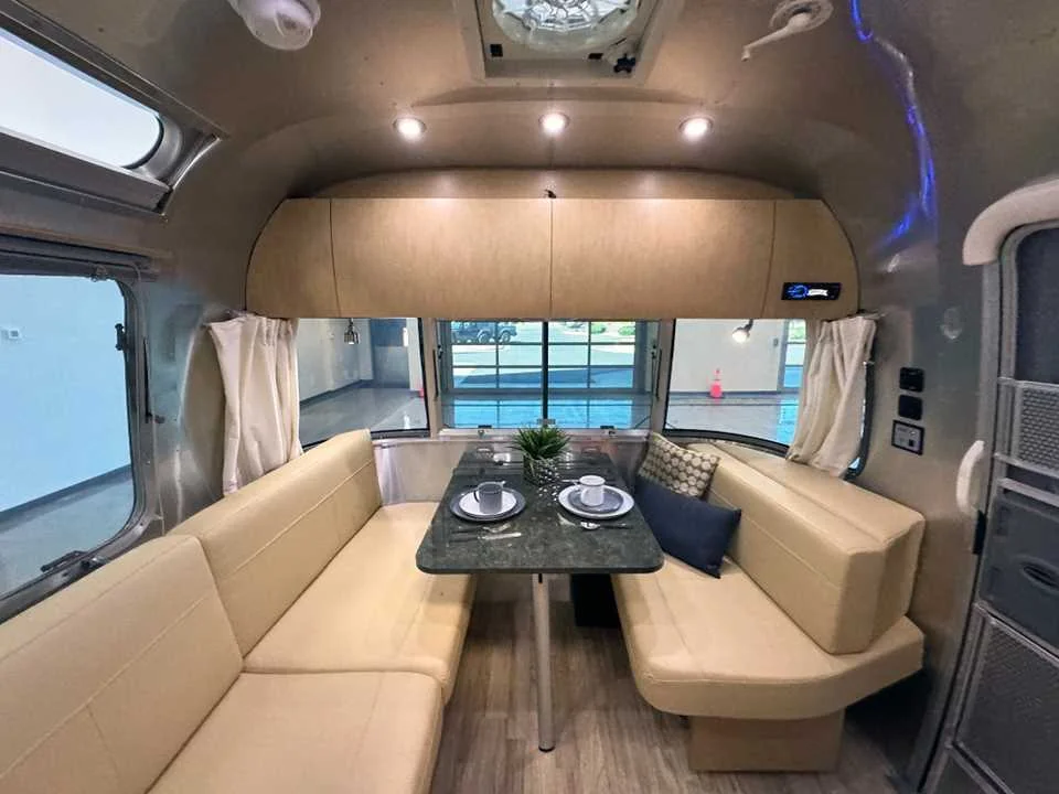 Used 2014 SILVER AIRSTREAM  image 32