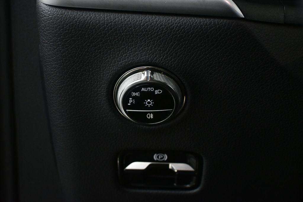 Certified Used 2026  Mercedes-Benz GLC 300 image 9