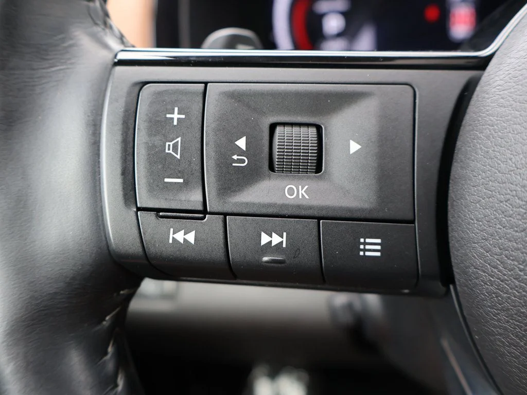 Used 2024 White Nissan Platinum image 43