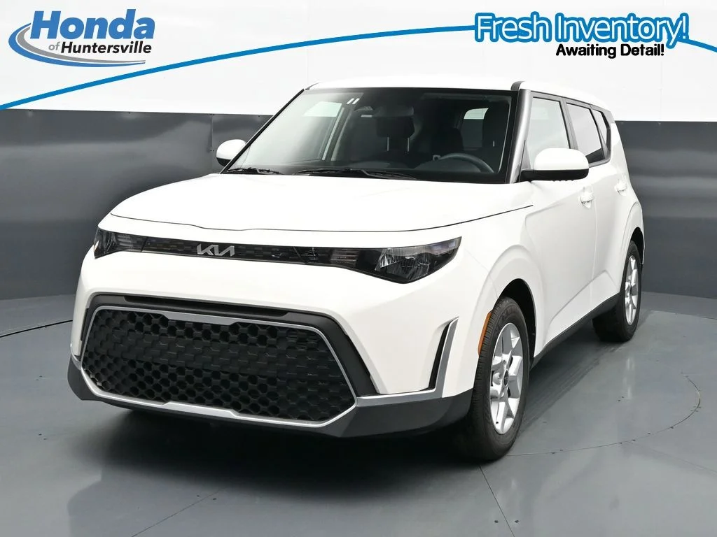 Used 2025 Snow White Pearl Kia LX image 3
