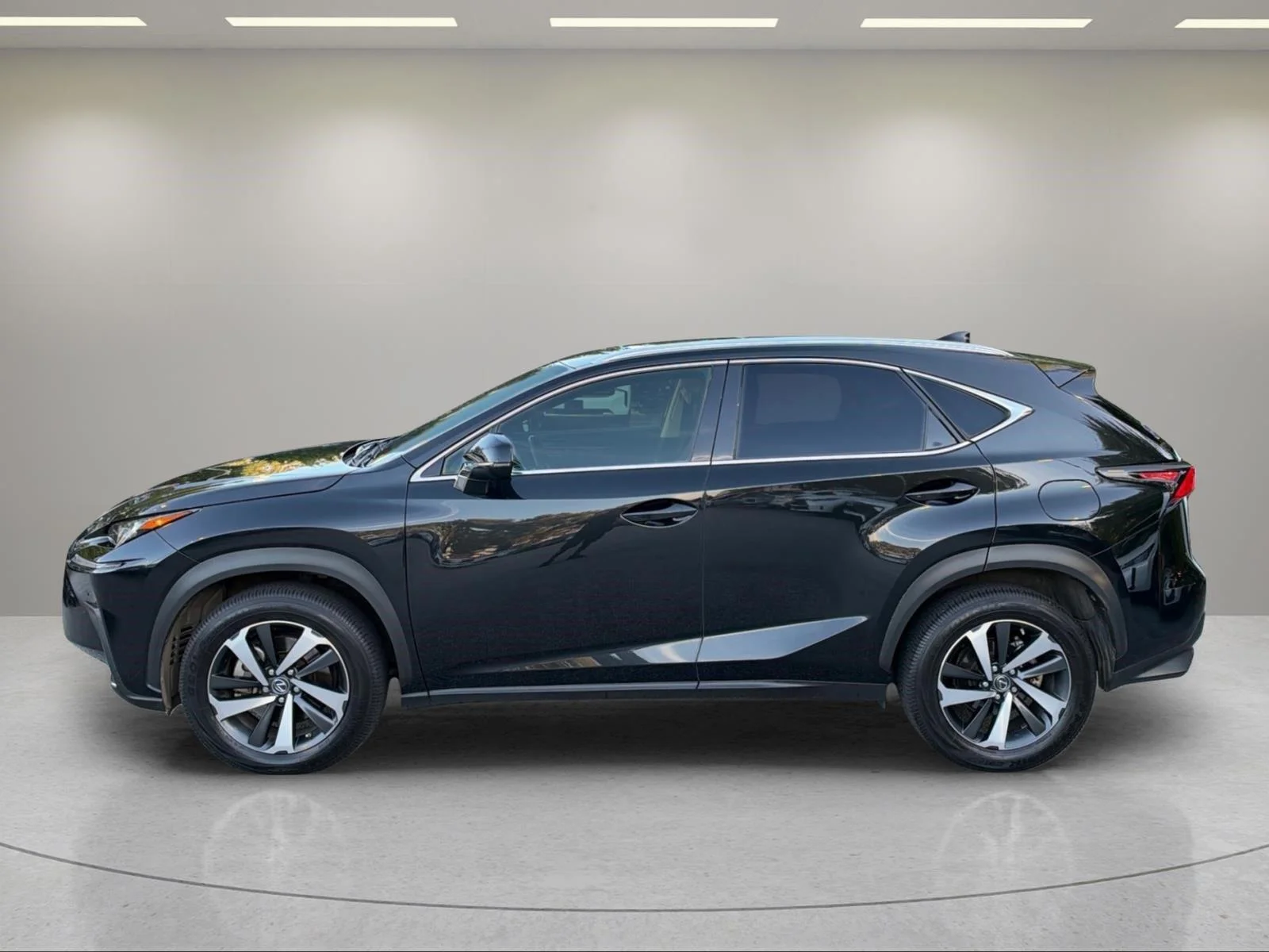 Used 2021  LEXUS  image 2