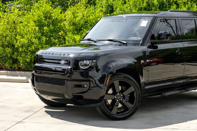 New 2026 Santorini Black Land Rover X-Dynamic SE image 4