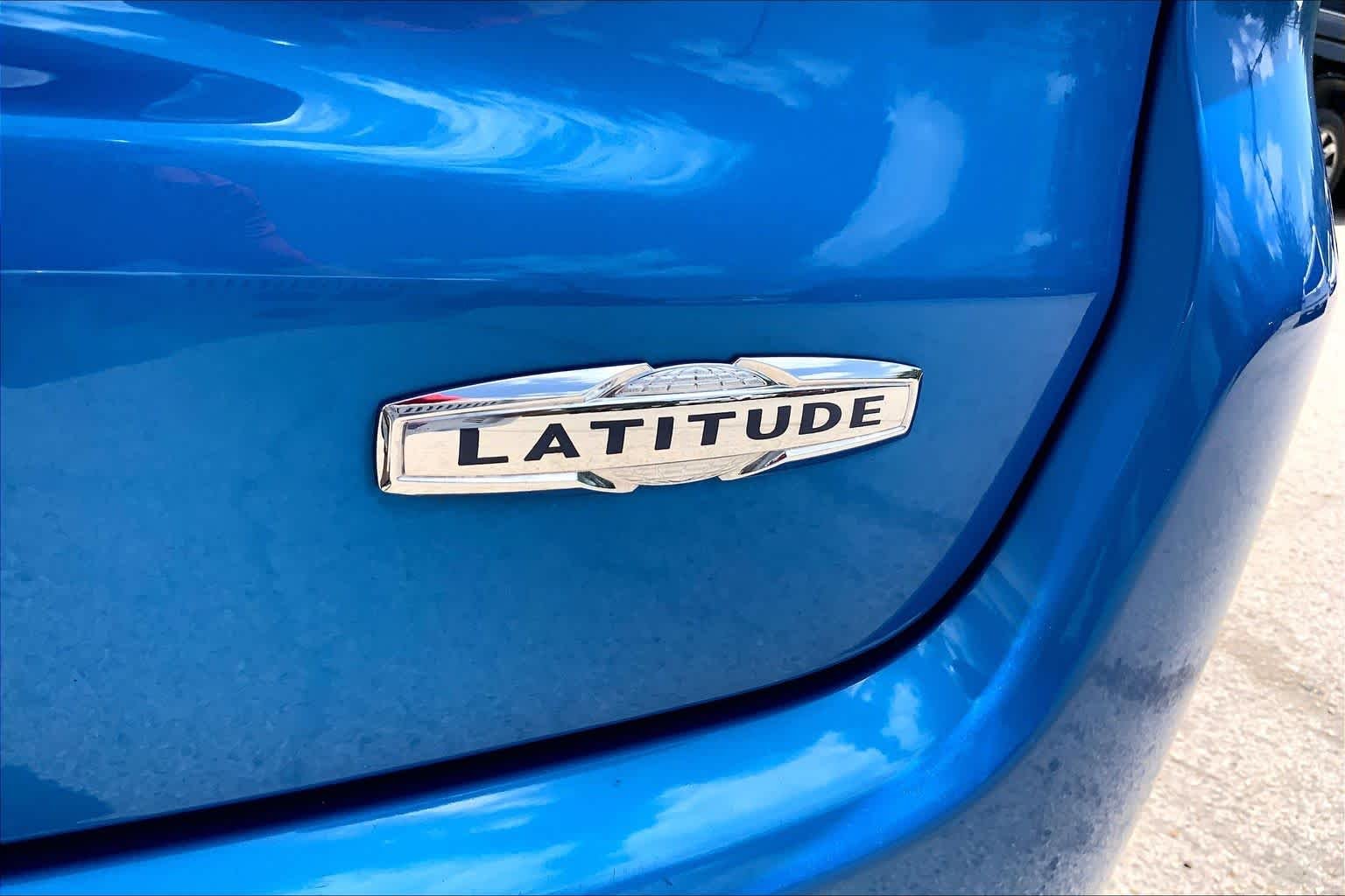 Used 2022 Laser Blue Pearlcoat Jeep Latitude image 30