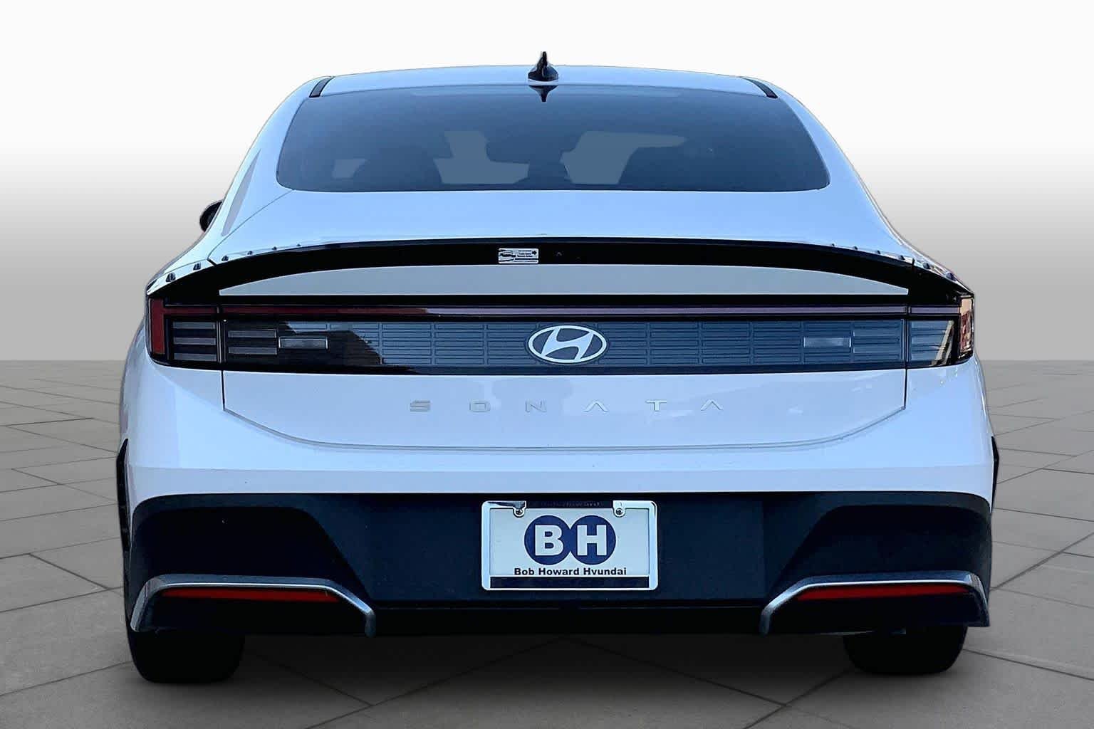 Used 2025 Serenity White Hyundai SE image 5
