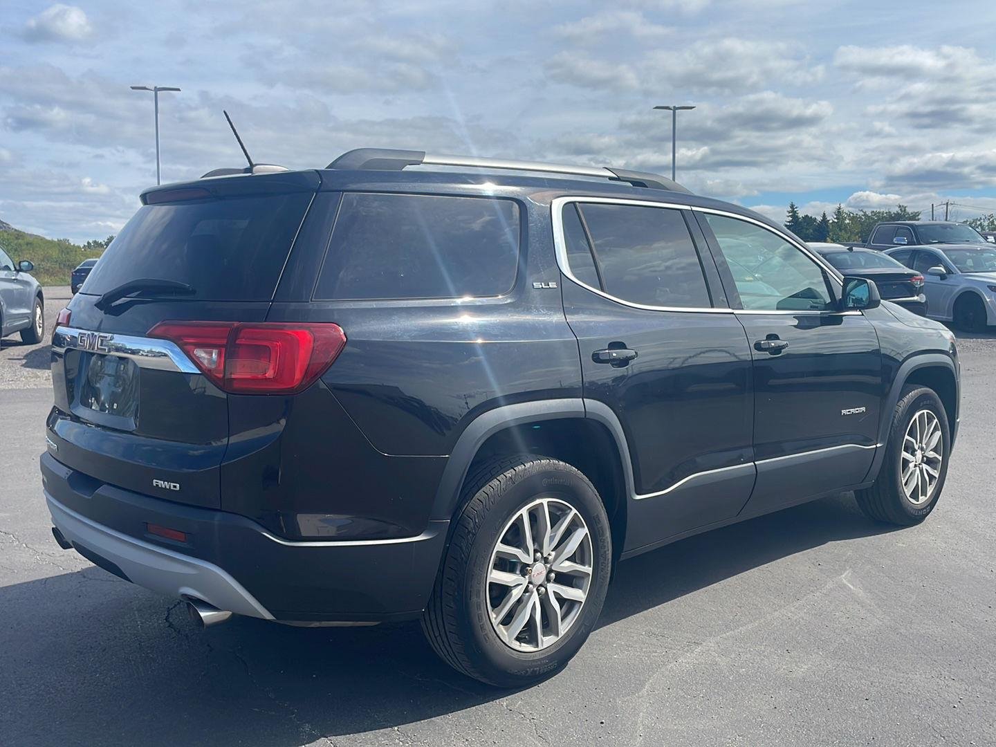 Used 2018 Ebony Twilight Metallic GMC SLE image 9