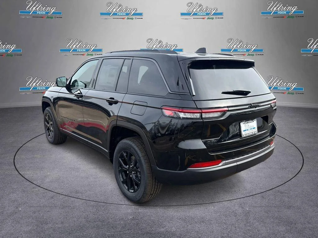 New 2026 Diamond Black Crystal Pearlcoat Jeep Laredo Altitude image 5